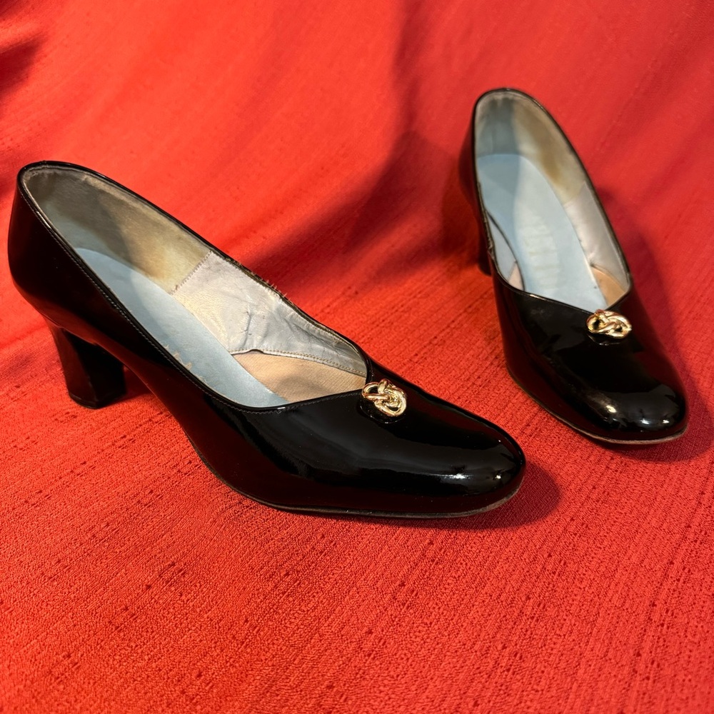 GEPETTO’s Patent Leather pumps with Gold-tone Knot, VTG, Size 8.5, GUC